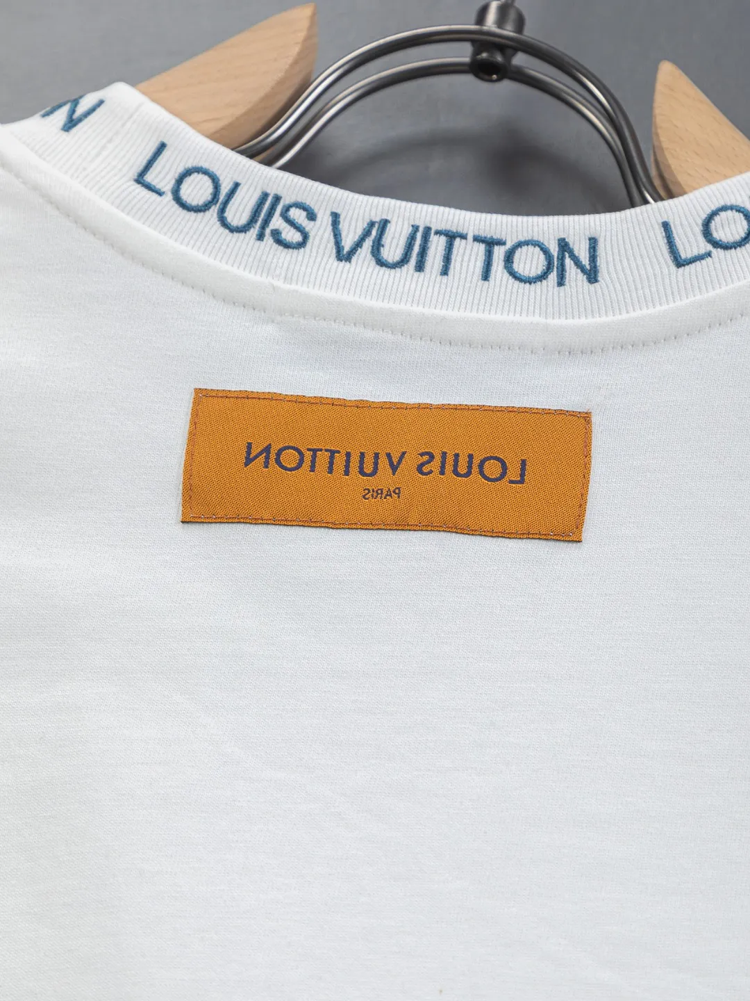 🅿️190 Louis Vuitton 1V LV micro-wide version S-XL LV 26ss new product counters are available at the same time. Multiple craftsmanship, simple letters embroidery on the collar + simple letter logo on the cuffs 🪡 embroidery, round neck short-sleeved T-shirt, same style for men and women! Consigned to one-to-one creation. Synchronized with the official website, pure cotton fabrics at the counter! It is close to the skin and comfortable, durable and easy to wear. It has a classic and simple logo design and meticulous original craftsmanship. Short-sleeves, a must-have item for men, do not appear to be the same for the general public, but must be unique and eye-catching. This LV short-sleeve is all about quality, comfort, the same shape and fashion as always, including fabrics and cutting techniques. All of them have been made with great effort! 320 grams of washed pure cotton fabric, pure cotton is breathable, very refreshing and comfortable for daily wear. The rib knitting on the neckline is smooth and tight, and the neckline will not be skewed if you toss it at will. The loose version, you will find that it looks really good on the upper body. The overall is minimalist and neat, super versatile for daily use! Pair it casually with a pair of pants for a youthful look. A T-shirt will make your outfit crazy. It is a fashionable item that can never go wrong! Color: Black White Size: S-XL Size chart: S: Shoulder width 50-Bust 56-Length 70 M: Shoulder width 52-Bust 57-Length 72 L: Shoulder width 54-Bust 59-Length 74 XL: Shoulder width 56-Bust 62-Length 76